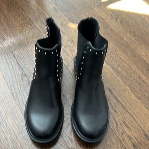 Universal thread Chelsea boots size 7